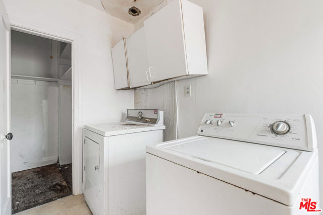 127 S Carson Road, Beverly Hills CA: https://media.crmls.org/mediaz/9c4bf711-3c9b-4da1-9f0d-a6383b267301.jpg