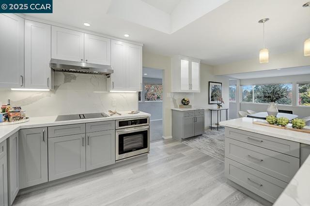 2900 Tice Creek Dr, Walnut Creek CA: https://media.crmls.org/mediaz/9c4c110b-9ecc-4a91-a681-57dfa9512879.jpg