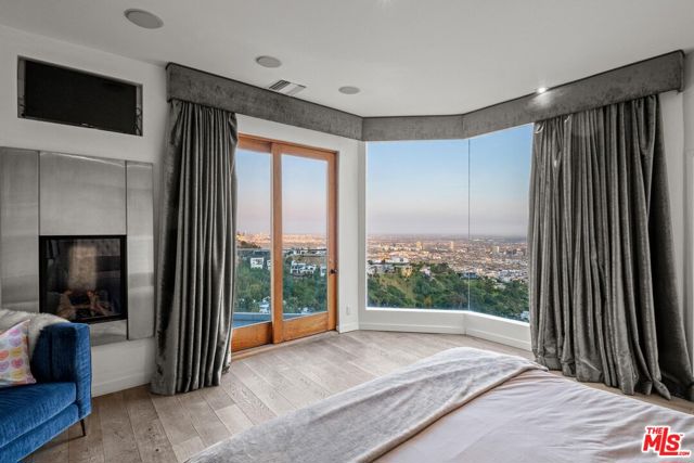 2183 Sunset Plaza Drive, Los Angeles CA: https://media.crmls.org/mediaz/9c4c50d4-64de-4b35-95ce-b959d964c455.jpg