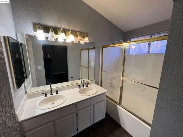 293 Amberleaf Way, Brentwood CA: https://media.crmls.org/mediaz/9c4d9ac5-44ec-4f56-b327-a2c7da101575.jpg