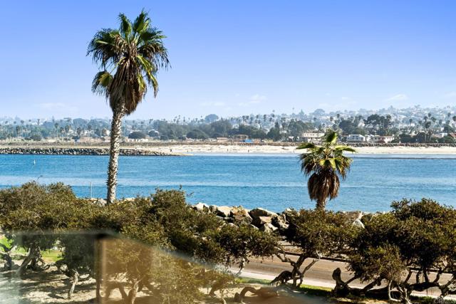 2623 Ocean Front Walk, San Diego CA: https://media.crmls.org/mediaz/9c4e8bfb-34ef-490c-afc1-5a6bac029e00.jpg