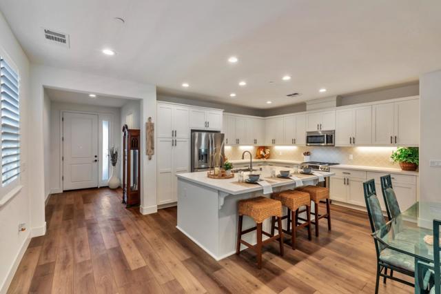 2071 Santoro Way, Hollister CA: https://media.crmls.org/mediaz/9c4f06bc-9a5d-4acd-b64b-901ac350ec35.jpg