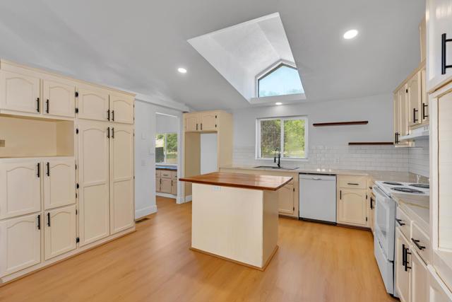 4028 Dawn Road, Mariposa CA: https://media.crmls.org/mediaz/9c4f0a9a-9d2e-4ccc-be7f-c2ae0db40df8.jpg