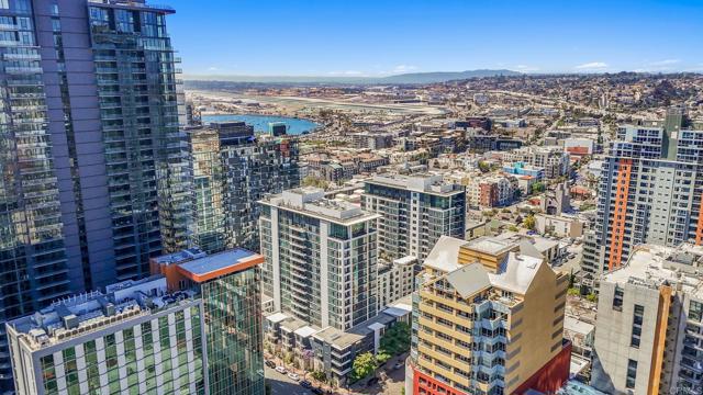 425 W Beech Street, San Diego CA: https://media.crmls.org/mediaz/9c4f4848-51cc-4e29-987f-40640f5a7409.jpg