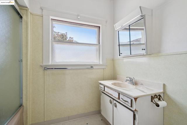 1239 Carleton St, Berkeley CA: https://media.crmls.org/mediaz/9c4fae2c-30ca-492f-94ef-842f6b25d2ac.jpg