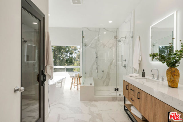 7209 Sunnydip Trail, Los Angeles CA: https://media.crmls.org/mediaz/9c5009b8-8ea8-43e4-b565-39feb7f2f35f.jpg