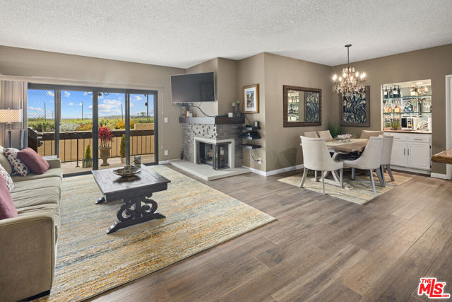 8180 Manitoba Street, Playa del Rey CA: https://media.crmls.org/mediaz/9c50836a-fada-438f-b456-a6614f63982e.jpg