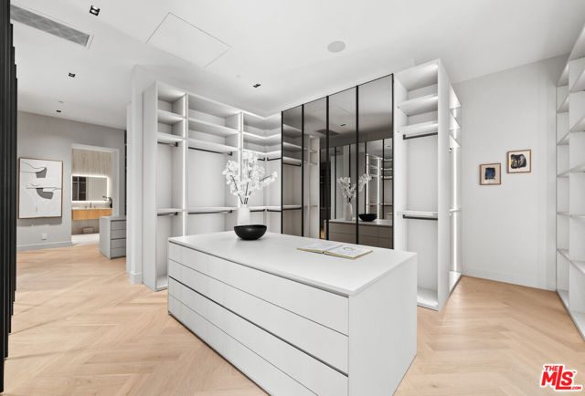 10950 Verano Road, Los Angeles CA: https://media.crmls.org/mediaz/9c50c378-1f69-4f08-8dd9-d2f5341ffc34.jpg