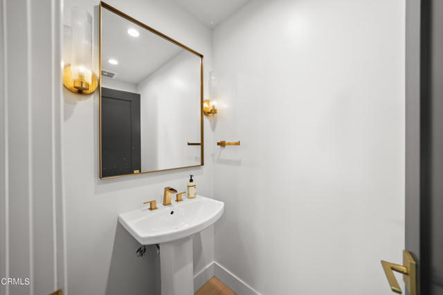 9518 Forbes Avenue, Northridge CA: https://media.crmls.org/mediaz/9c5100ec-a31d-4f5d-bc9b-15c24085ab38.jpg