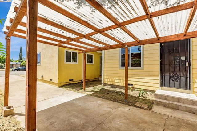 2056 Elm St, Livermore CA: https://media.crmls.org/mediaz/9c5160af-715a-4f72-9e6c-a813d4baf3a5.jpg