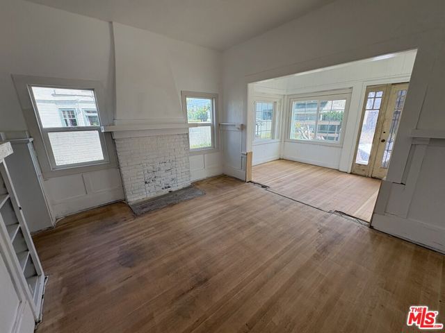 2320 W 25th Street, Los Angeles CA: https://media.crmls.org/mediaz/9c52a3a8-81f6-4618-863b-f1becc66d920.jpg