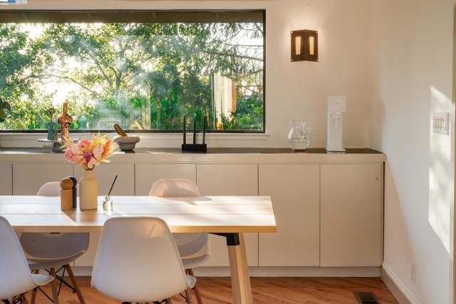 351 El Toyonal, Orinda CA: https://media.crmls.org/mediaz/9c5377c0-4526-4c04-940a-1c3de4a1335b.jpg