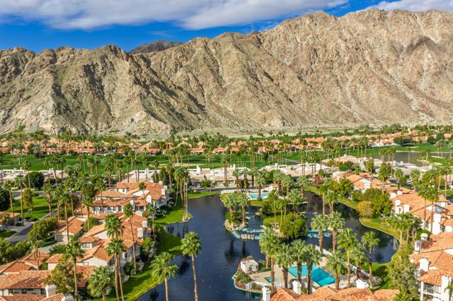 79798 Olympia, La Quinta CA: https://media.crmls.org/mediaz/9c54596c-75f1-439f-819b-f3eea26ae3f8.jpg