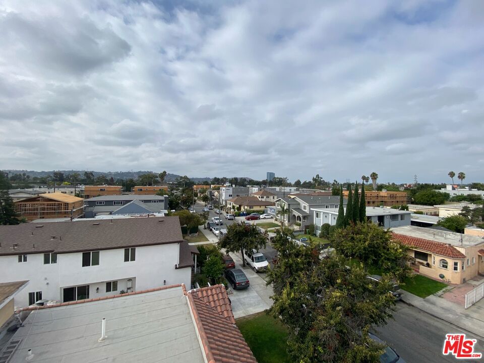 https://media.crmls.org/mediaz/9c54e343-1d00-4b3c-9841-1d2bc91e3d3b.jpg?preset=X-Large