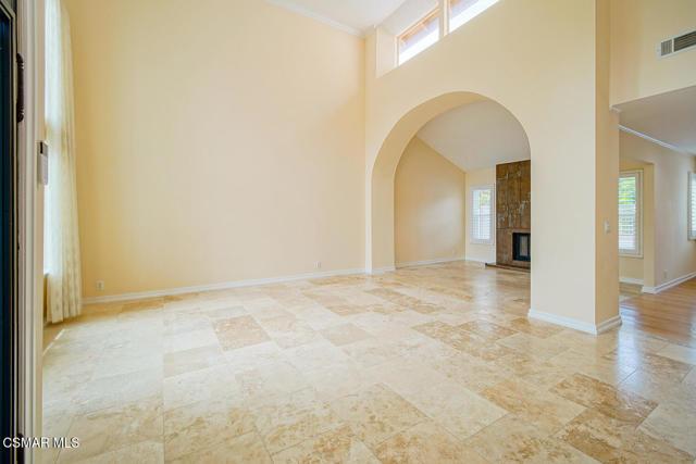 2111 Peak Place, Thousand Oaks CA: https://media.crmls.org/mediaz/9c56151f-04cd-4e86-9ee5-581e3ee70c9b.jpg