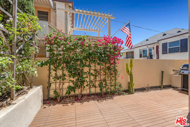 1022 10th Street, Santa Monica CA: https://media.crmls.org/mediaz/9c581ef9-6b16-481f-8a2e-4e0c629304c0.jpg