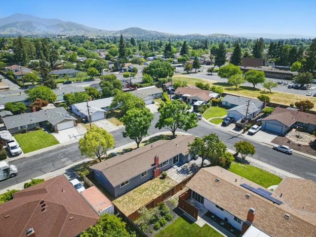 1693 Greentree Drive, Concord CA: https://media.crmls.org/mediaz/9c597375-9ac8-435e-b4ea-3916a074b3a4.jpg