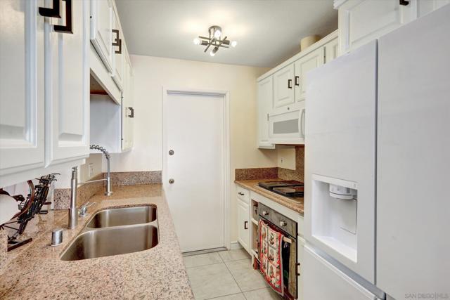 3956 San Pablo Ave, Oceanside CA: https://media.crmls.org/mediaz/9c5a2c68-b436-46fa-91f1-3116899374c9.jpg