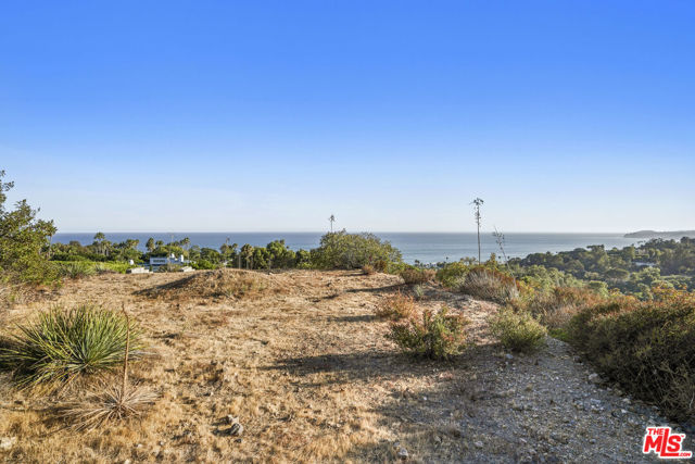 27061 Sea Vista Drive, Malibu CA: https://media.crmls.org/mediaz/9c5bc7f4-66cb-4a69-92d5-ea1b5edf8f03.jpg