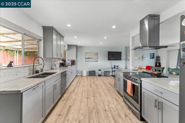 885 Tara Hills Dr, Pinole CA: https://media.crmls.org/mediaz/9c5d0054-d794-48ea-8db8-28680824007e.jpg