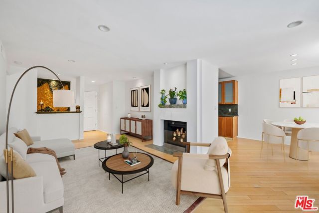 429 N Oakhurst Drive, Beverly Hills CA: https://media.crmls.org/mediaz/9c5d1a28-c2c2-4ebb-b7ae-3b0f226ddcc2.jpg