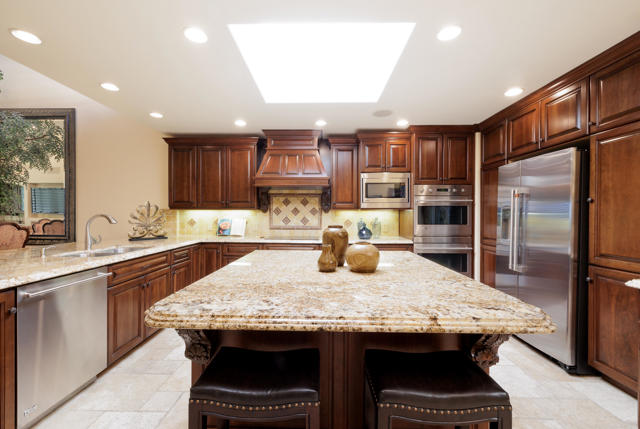 38348 Zinnia E Lane, Palm Desert CA: https://media.crmls.org/mediaz/9c5e0ee9-d4b1-4394-b0ff-5587aba2bab8.jpg