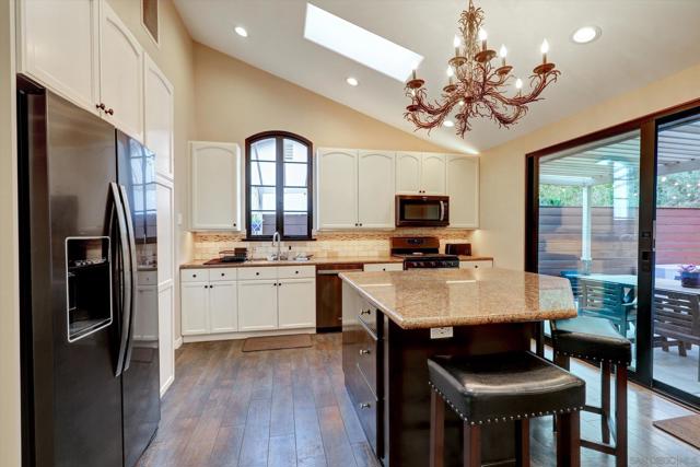 2002 Mendocino Blvd, San Diego CA: https://media.crmls.org/mediaz/9c5e68ae-19ea-4735-a3f9-44b5734453e5.jpg