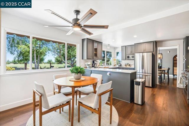 739 Devils Drop Ct, Richmond CA: https://media.crmls.org/mediaz/9c5ea6e0-2460-4be7-ae2f-a617bedf3f2f.jpg