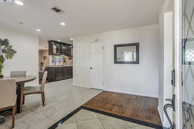 903 Lanewood Dr, San Jose CA: https://media.crmls.org/mediaz/9c5f31a9-2d03-4c8e-b289-42879ccc476f.jpg
