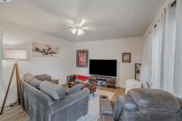 4655 Augustine St, Pleasanton CA: https://media.crmls.org/mediaz/9c5f3a86-1645-457b-a764-33016cbd4d7e.jpg