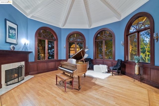 9 Burton Vista Ct, Lafayette CA: https://media.crmls.org/mediaz/9c5f700d-9b04-4405-b9f7-a59038ab6cfa.jpg