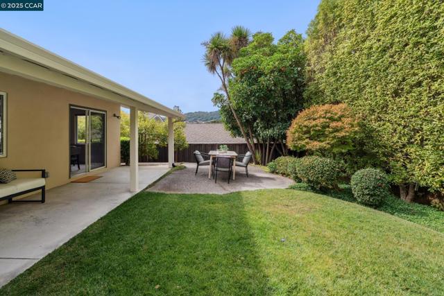 8 Southwaite Ct, Orinda CA: https://media.crmls.org/mediaz/9c5f9e15-181c-46ef-b466-f4fadc16af86.jpg