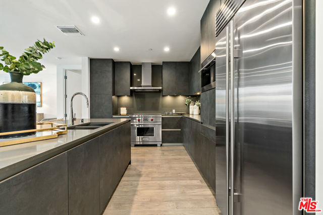 728 N Sweetzer Avenue, West Hollywood CA: https://media.crmls.org/mediaz/9c5faeb9-3324-4d3b-9d4f-a95520fcdc67.jpg