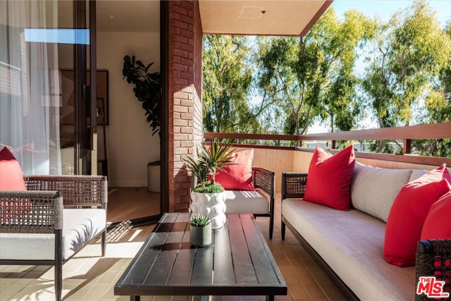 300 N Swall Drive, Beverly Hills CA: https://media.crmls.org/mediaz/9c5fbaa9-8250-4ea7-ba88-4b8bda8e7c5f.jpg