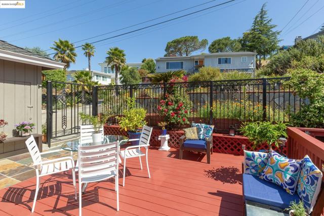 10353 Royal Oak Rd, Oakland CA: https://media.crmls.org/mediaz/9c5fc3df-e53b-49b2-b4d9-318afbf53bf1.jpg