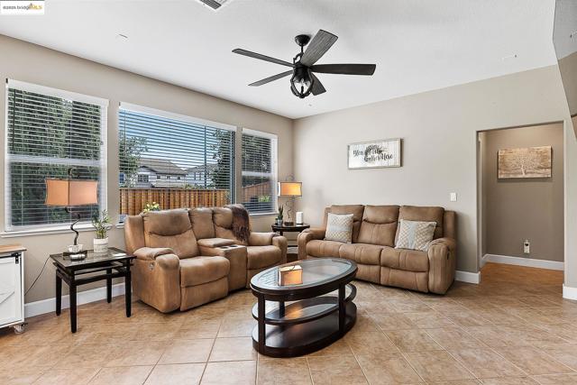 150 Ridge Crest Ct, Oakley CA: https://media.crmls.org/mediaz/9c5fe600-a4f5-4e65-a4b5-af9929a6fbcd.jpg