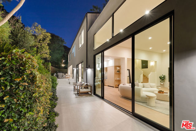 1401 N Bundy Drive, Los Angeles CA: https://media.crmls.org/mediaz/9c611e5d-5912-4b2d-97fd-e9164f128cca.jpg