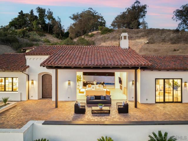 5758 Las Palomas, Rancho Santa Fe CA: https://media.crmls.org/mediaz/9c612e13-b0e3-423d-8eca-c8c597a5d4b5.jpg