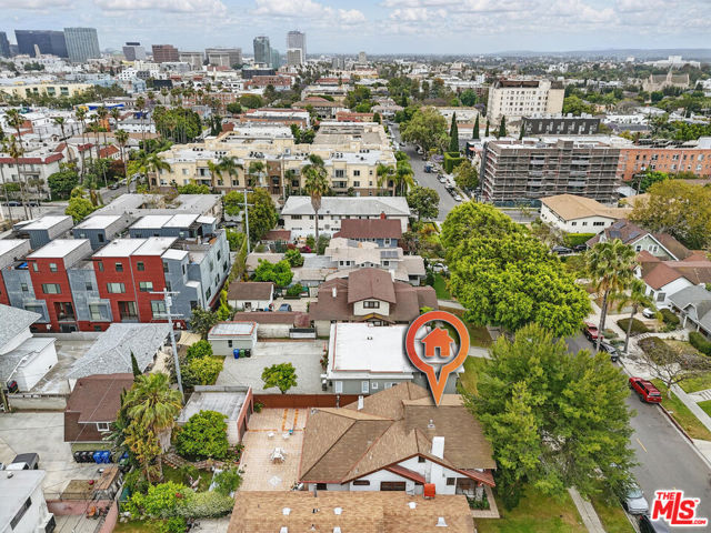 128 N St Andrews Place, Los Angeles CA: https://media.crmls.org/mediaz/9c627c64-dccc-4108-9434-0c7cc58c312a.jpg