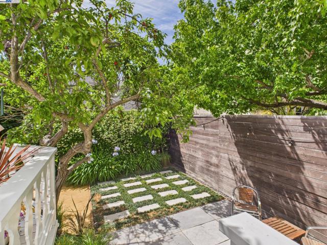 1709 Myrtle St, Oakland CA: https://media.crmls.org/mediaz/9c63481f-edce-4d3a-a047-adb265489b5a.jpg