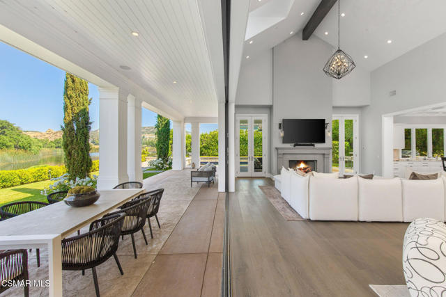 2385 Calbourne Court, Lake Sherwood CA: https://media.crmls.org/mediaz/9c63b81d-f901-463e-ba77-f53be1d28da5.jpg