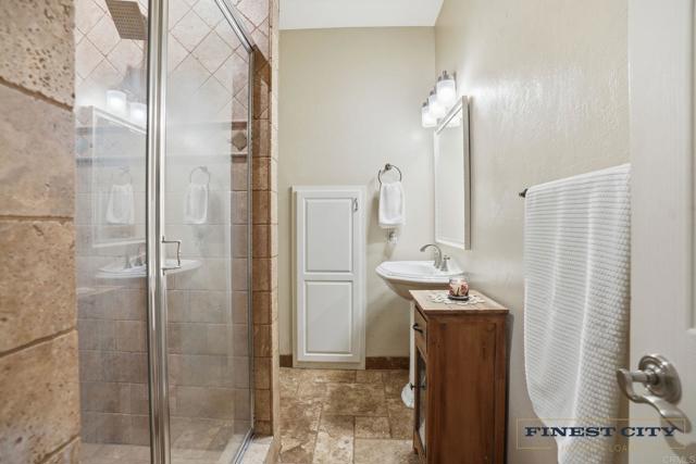 Detail Gallery Image 17 of 65 For 1925 Robinhood Rd, Vista,  CA 92084 - 5 Beds | 4/1 Baths