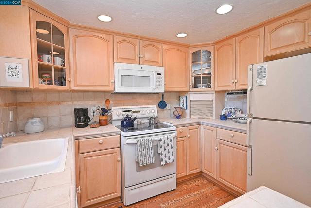 2748 Tice Creek Dr, Walnut Creek CA: https://media.crmls.org/mediaz/9c6457e0-52e6-426f-aea3-dea8d6a6f367.jpg