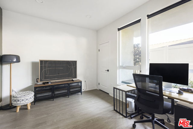 1417 N Lincoln Lane, Los Angeles CA: https://media.crmls.org/mediaz/9c64cede-fcf1-4de7-9426-b84bbce9426e.jpg
