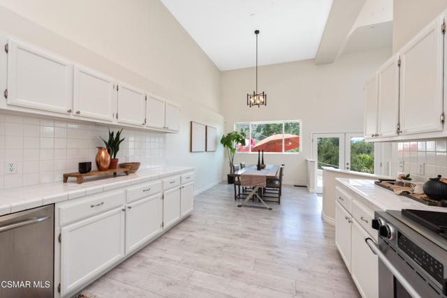 28333 Foothill Drive, Agoura Hills CA: https://media.crmls.org/mediaz/9c651799-508f-4b92-9e48-55abbd4e06b2.jpg
