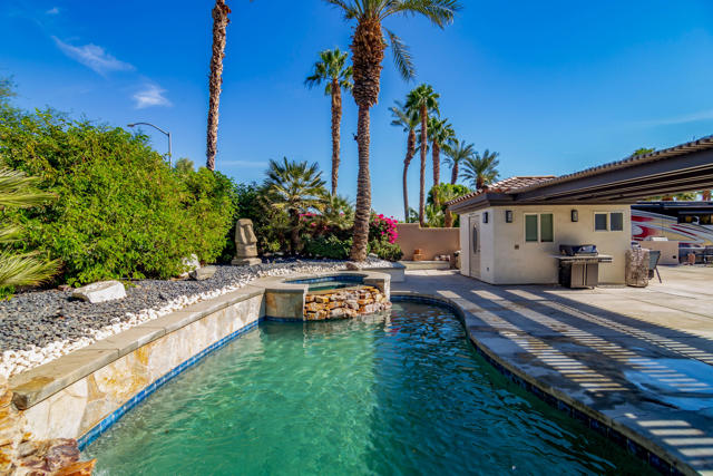 80501 Avenue 48, Indio CA: https://media.crmls.org/mediaz/9c6523d0-be2f-448b-bbec-c35a1a8b7ab6.jpg