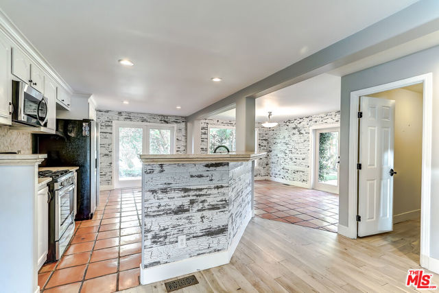 117 Navajo Lane, Topanga CA: https://media.crmls.org/mediaz/9c656bc2-a402-464f-a2e6-f9c319e4bc0d.jpg