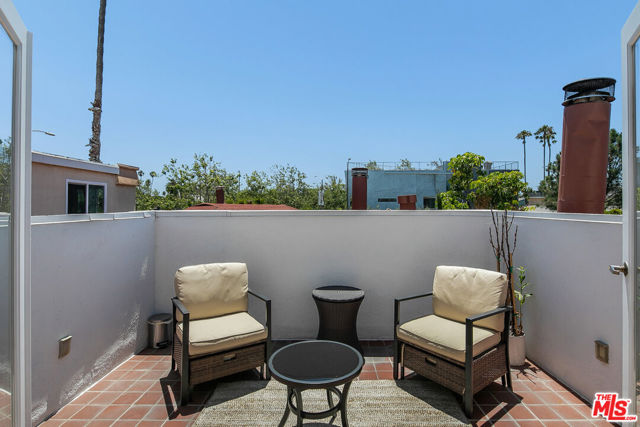 521 Venice Way, Venice CA: https://media.crmls.org/mediaz/9c65aed1-97d7-450d-ae0d-8aaf54b9e30b.jpg