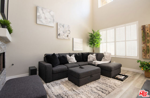 596 Fenwick Way, Simi Valley CA: https://media.crmls.org/mediaz/9c6656dd-9068-42a3-ad68-0898c5afa38b.jpg