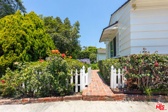 1876 Roscomare Road, Los Angeles CA: https://media.crmls.org/mediaz/9c6663bc-0078-4a29-8b26-68c231ac1182.jpg